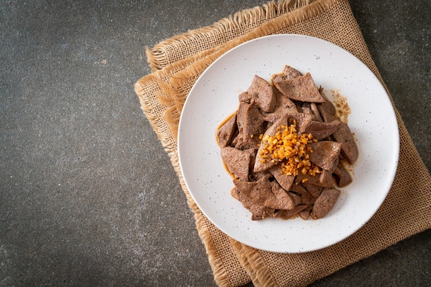 Foie de porc sauté maison à l'ail sur assiette