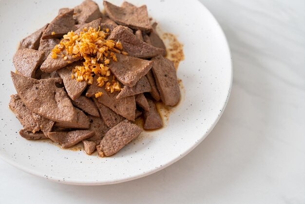 Foie de porc sauté maison à l'ail sur assiette