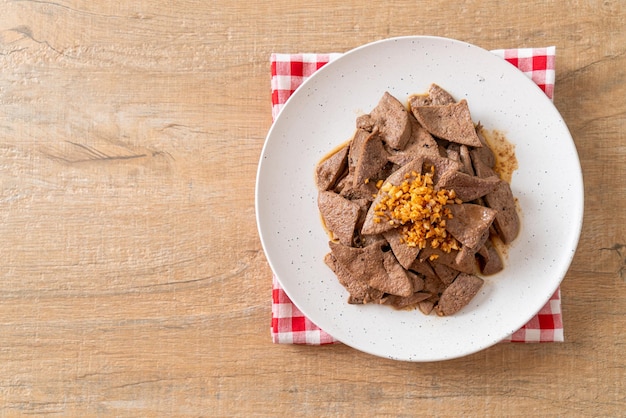 Foie de porc sauté maison à l'ail sur assiette