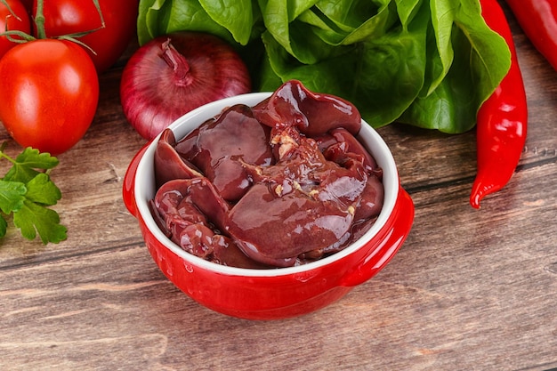 Foie de poulet cru à cuisiner dans le bol