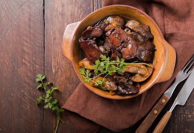 Foie de poulet cuit à la pomme sur table en bois