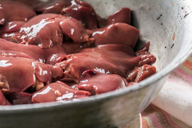 Photo foie de poulet dans un bol