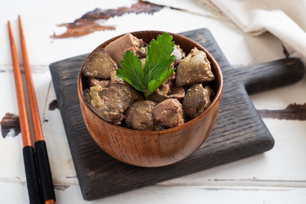 Foie de poulet frit ou cuit au four avec oignon et sauce feuilles de persil vert sur une assiette Plat de viande enrichi en fer