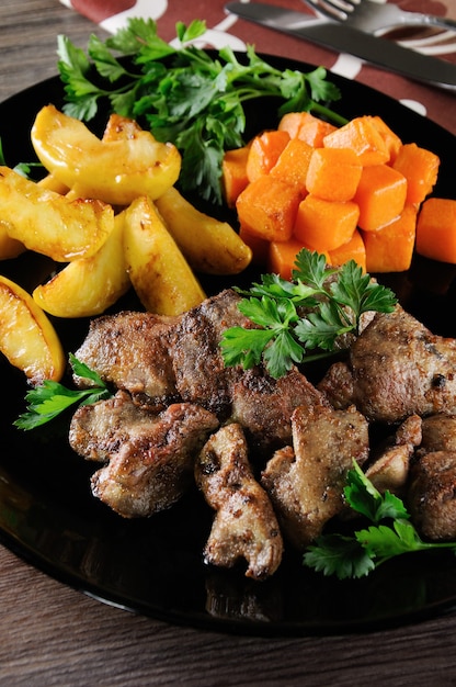 Foie de poulet frit avec garniture de légumes, citrouille au four et pomme.