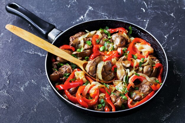 Foie de poulet frit avec oignon et poivron rouge