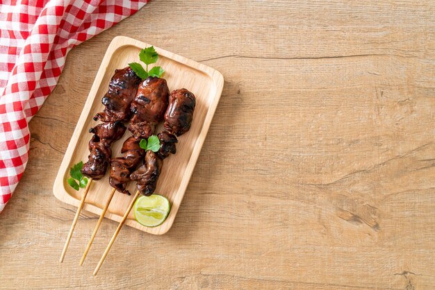 Foie de poulet grillé aux herbes et épices sur assiette