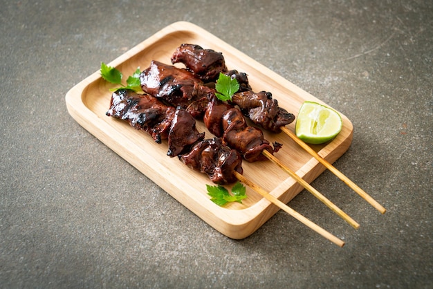 Foie de poulet grillé aux herbes et épices sur assiette