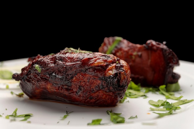 Foie de veau au four aux herbes sur une assiette