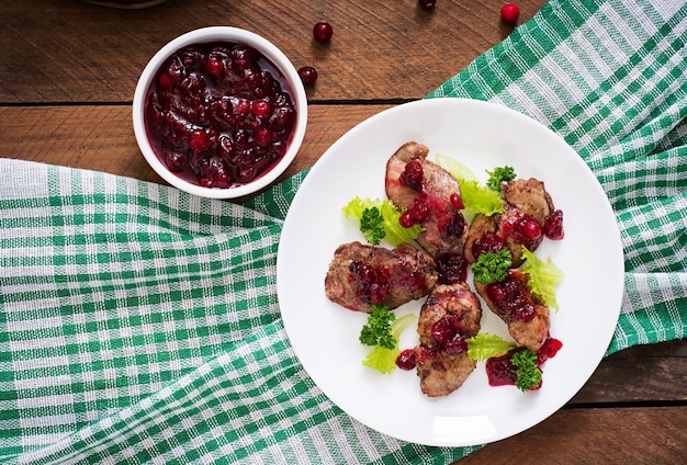 Foies de poulet avec sauce aux canneberges et laitue. Vue de dessus