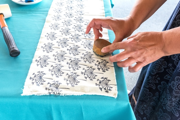 Foire de l'artisanat populaire Master class sur le dessin d'un motif sur un tissu Décoration manuelle de textiles