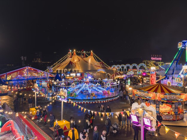 Une foire de Noël animée à Londres avec une tente de cirque et un Euro Coaster