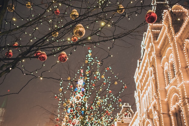 Foire de Noël à Moscou le soir alors que la neige