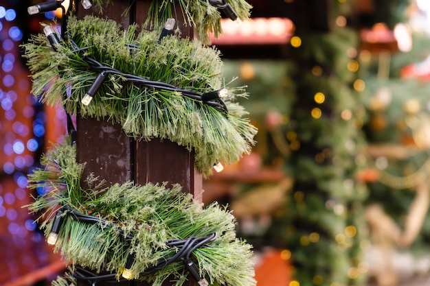 Photo foire de la ville décorée de noël de l'éclairage led guirlande et branche d'arbre du nouvel an au jour d'hiver