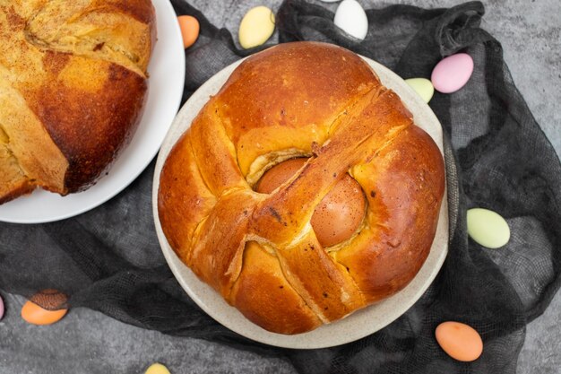 Folar de Pâques portugais frais avec œuf sur plat blanc