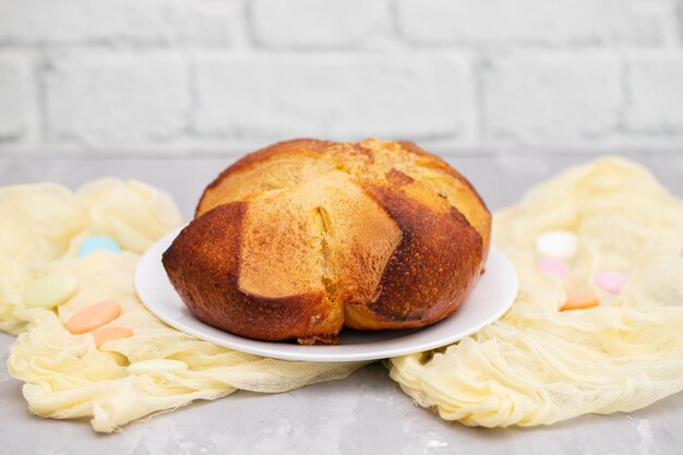 Folar de Pâques portugais frais sur un plat blanc