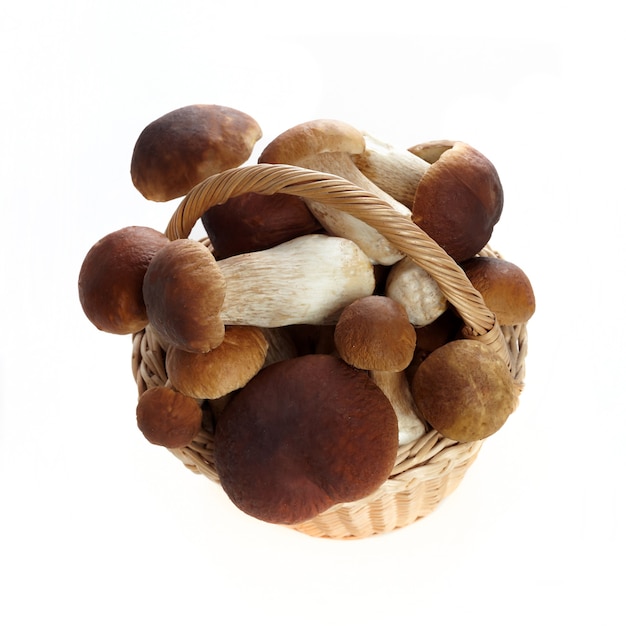 Folie de panier de cèpes isolé sur fond blanc. Nourriture saine végétarienne. Fond de nourriture saine.