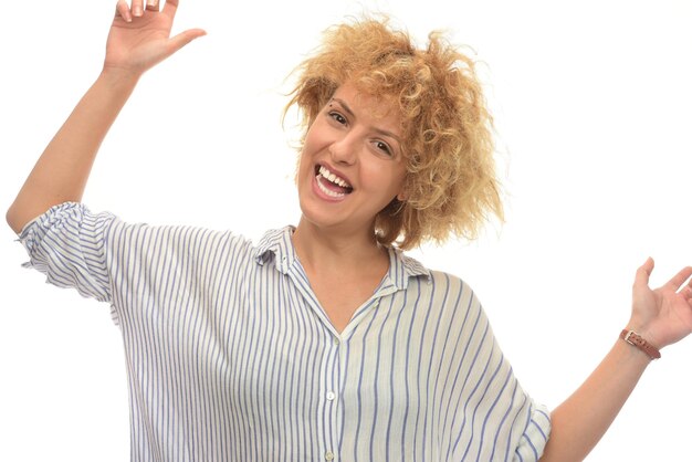 Photo folles femmes blondes positives heureuses qui posent en studio sur fond blanc.