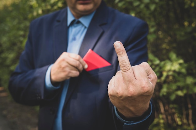 Un fonctionnaire occupant une position élevée dans la société montre un document et un majeur ignorant la loi Le concept d'immunité parlementaire le mépris de la loi le diplomate montre un laissez-passer spécial