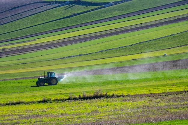 Fonctionne avec l'engrais du tracteur du champ de céréales