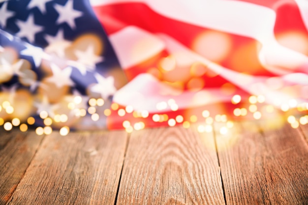 Fond 4 juillet Table de planche en bois vide avec drapeau américain des États-Unis et feux d'artifice étincelants et lumières dorées bokeh Joyeux jour de l'indépendance du travail ou jour des présidents Couleurs du drapeau américain