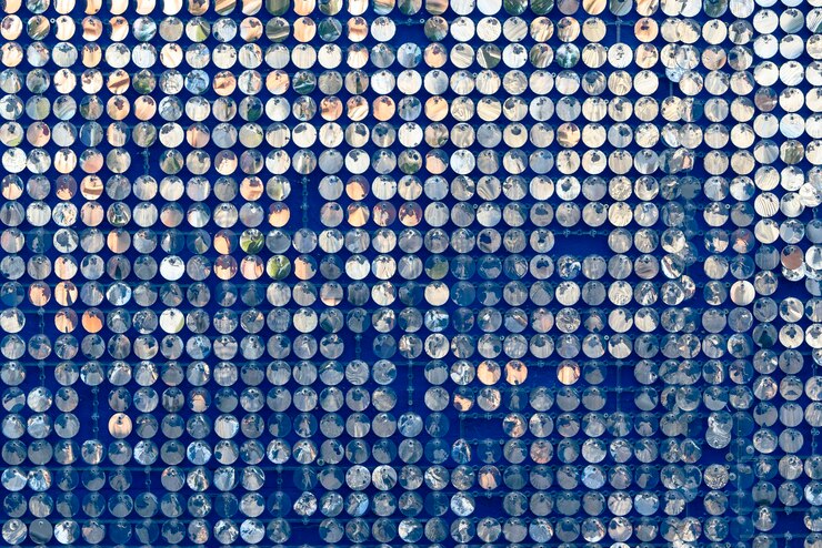 Photo fond abstrait de disques d'argent suspendus à des cordes étincelantes