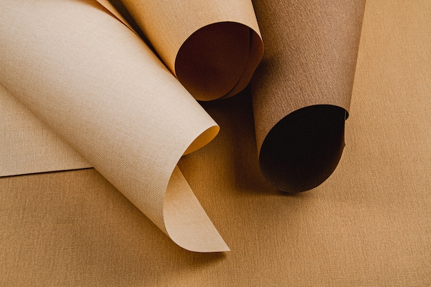 Fond abstrait de feuilles de papier texturé roulées de différentes nuances