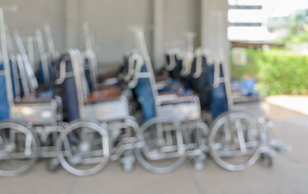 Fond Abstrait flou de fauteuils roulants manuels ou automoteurs dans le hall de l&#39;hôpital