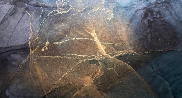 Fond abstrait de luxe dans la technique de l'encre à l'alcool, peinture liquide or bleu indigo, gouttes acryliques dispersées et taches tourbillonnantes, documents imprimés