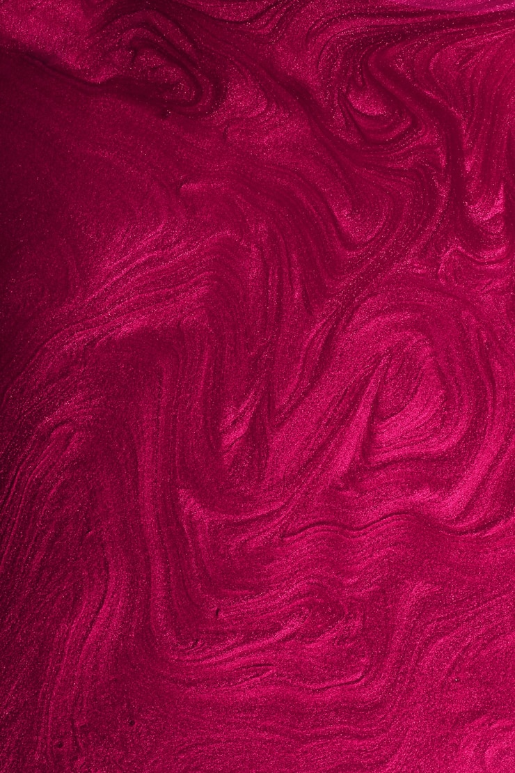 Photo fond abstrait magenta chatoyant vertical. couleur monochrome magnifique. concept de maquillage. belles taches de vernis à ongles liquides. art fluide, technique de peinture à l'eau. bon pour placer du texte ou un logo.