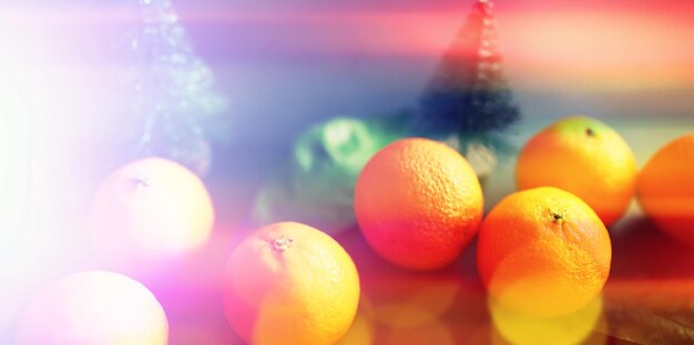 Fond abstrait de mandarines avec des feuilles d'agrumes sur la table Fruits de Noël