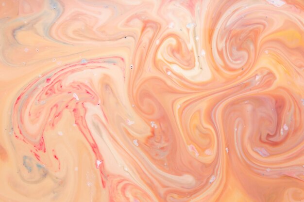 Fond abstrait multicolore sur liquide Motif multicolore avec des divorces de peinture rouge Fluid Art