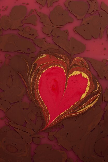 Fond abstrait de peinture marbrée Ebru avec des motifs de coeur