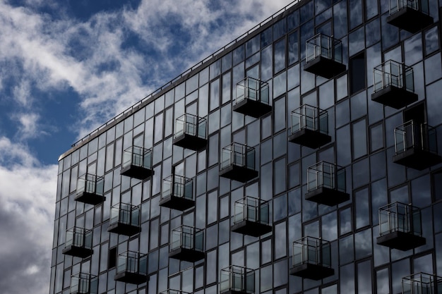 Fond en acier d'un immeuble de grande hauteur en verre
