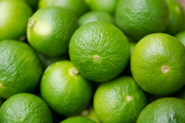 Fond d&#39;agrumes citron vert. Limes juteuses fraîches. La nourriture saine