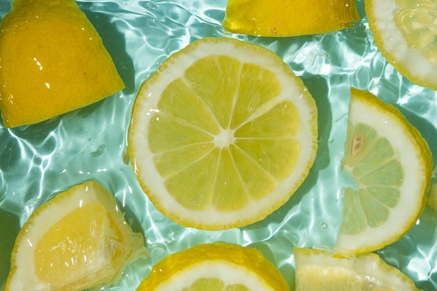 Un fond d'agrumes turquoise rafraîchissant avec des morceaux de citron jaune flottant