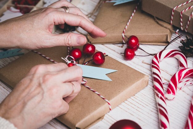 Fond d'album. noël - fille packs cadeau