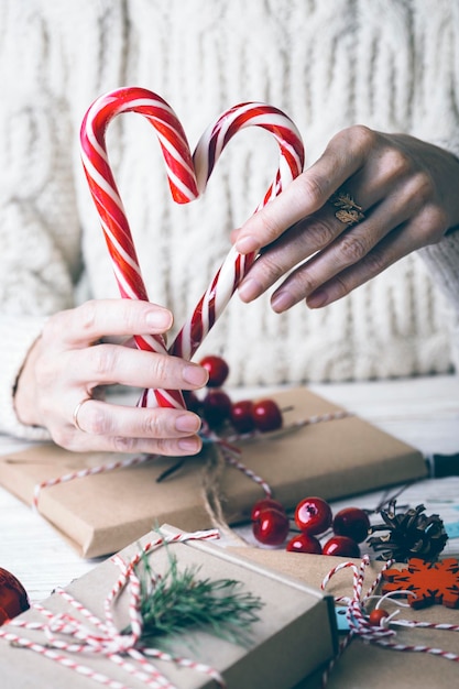 Fond d'album. noël - fille packs cadeau