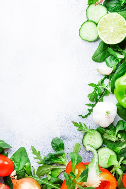 Fond d'aliments sains avec diverses herbes vertes et légumes Ingrédients pour la cuisson de la salade Concept de nourriture végétarienne et végétalienne Vue de dessus espace de copie