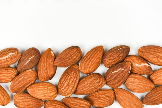 Fond d’amandes et espace de copie - Gros plan sur un aliment protéiné naturel aux noix d’amande et pour la collation, mise au point sélective de la vue de dessus