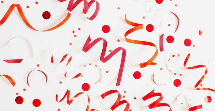Photo fond d'anniversaire avec serpentine rouge sur blanc