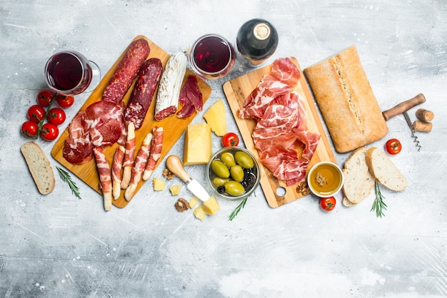 Fond d'antipasti Différentes collations italiennes avec du vin rouge