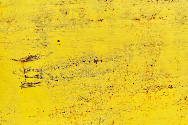 Fond aquarelle dans la vieille peinture jaune vintage avec des fissures