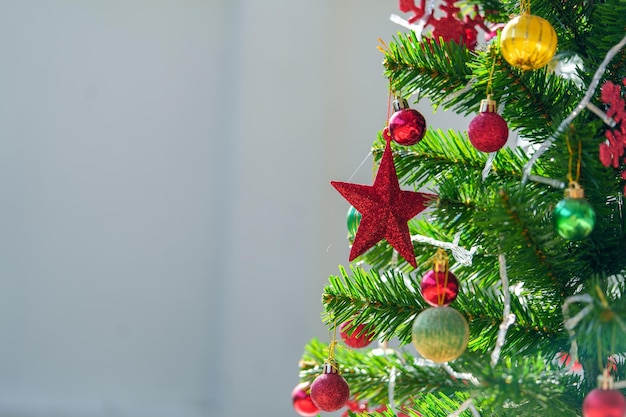 Photo fond d'arbre de noël et arbre de noël décoré sur fond flou