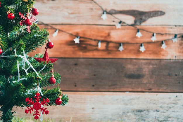 Fond d'arbre de Noël et arbre de Noël décoré sur fond flou