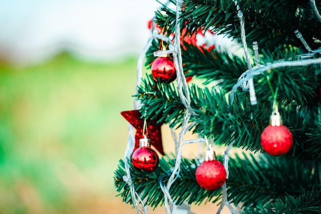 Photo fond d'arbre de noël et arbre de noël décoré sur fond flou