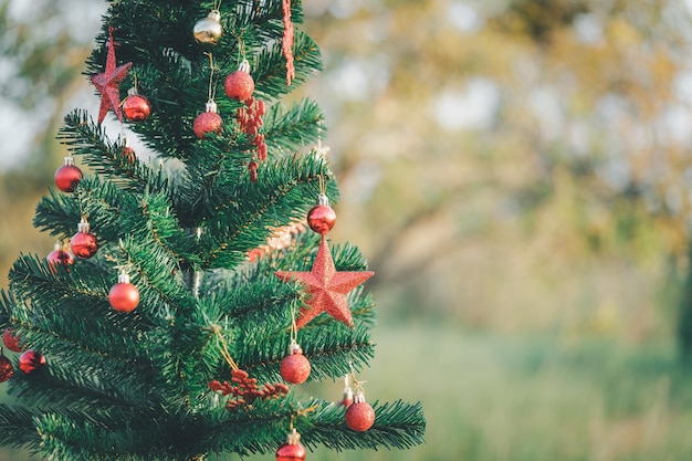 Fond d'arbre de Noël et arbre de Noël décoré sur fond flou