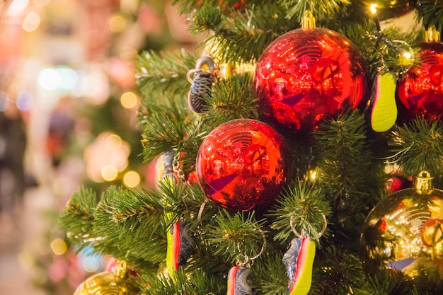 Fond d'arbre de Noël et décorations de Noël Boules et jouets colorés sur le sapin vert