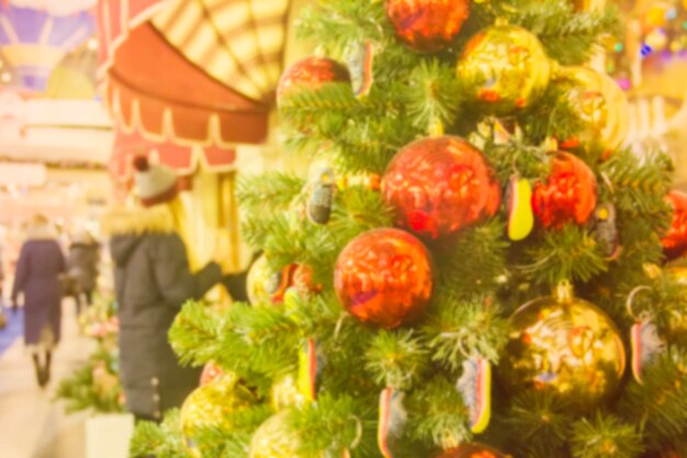 Fond d'arbre de Noël et décorations de Noël Boules et jouets colorés sur le sapin vert