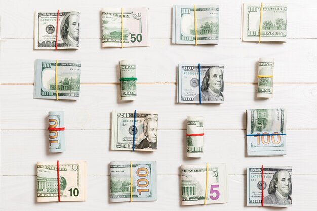 Fond d'argent avec des billets de cent dollars américains sur le dessus avec espace de copie pour votre texte dans le concept d'entreprise.