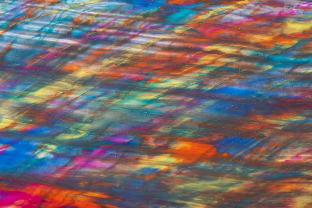 Fond d'art abstrait couleurs bleu foncé et rouge. Peinture à l'aquarelle sur toile avec dégradé orange. Fragment d'œuvres d'art sur papier avec motif arc-en-ciel vert. Toile de fond de texture, macro.